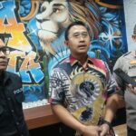 AKP Rakhmad Aji bersama Kapolsek Kedungkandang, Kompol M. Roichan dan Kasi Humas, Ipda Lukman saat memberikan keterangan kepada wartawan, Jumat (15/5/2026) malam.