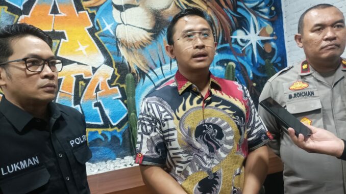 AKP Rakhmad Aji bersama Kapolsek Kedungkandang, Kompol M. Roichan dan Kasi Humas, Ipda Lukman saat memberikan keterangan kepada wartawan, Jumat (15/5/2026) malam.
