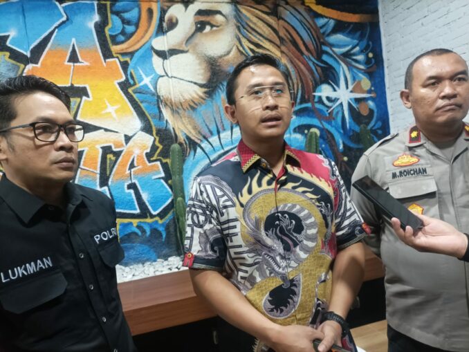 AKP Rakhmad Aji bersama Kapolsek Kedungkandang, Kompol M. Roichan dan Kasi Humas, Ipda Lukman saat memberikan keterangan kepada wartawan, Jumat (15/5/2026) malam.