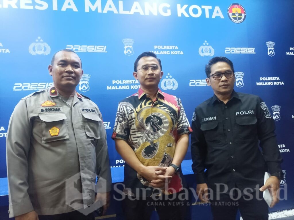 AKP Rakhmad Aji bersama Kapolsek Kedungkandang, Kompol M. Roichan dan Kasi Humas, Ipda Lukman saat memberikan keterangan kepada wartawan, Jumat (15/5/2026) malam.