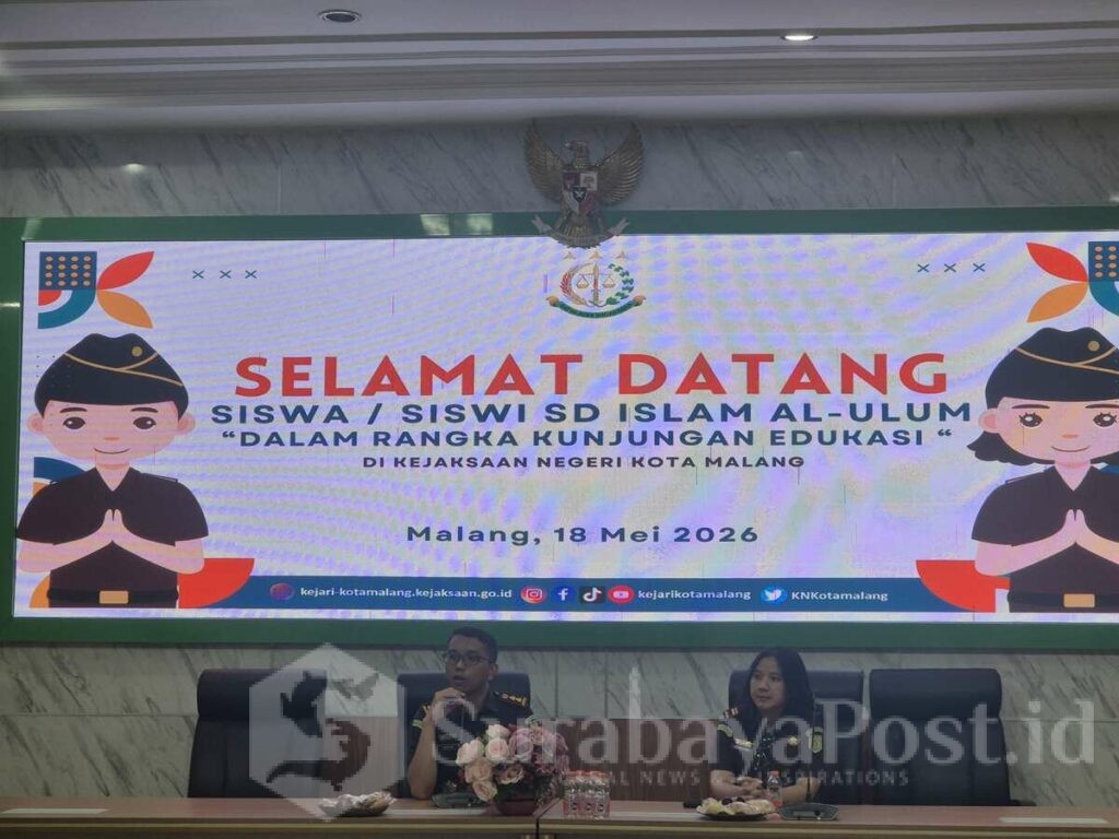 Kasi Intelijen, Agung Radityo menyambut rombongan siswa SD Islam Al-Ulum datang untuk belajar langsung tentang hukum. (ist).