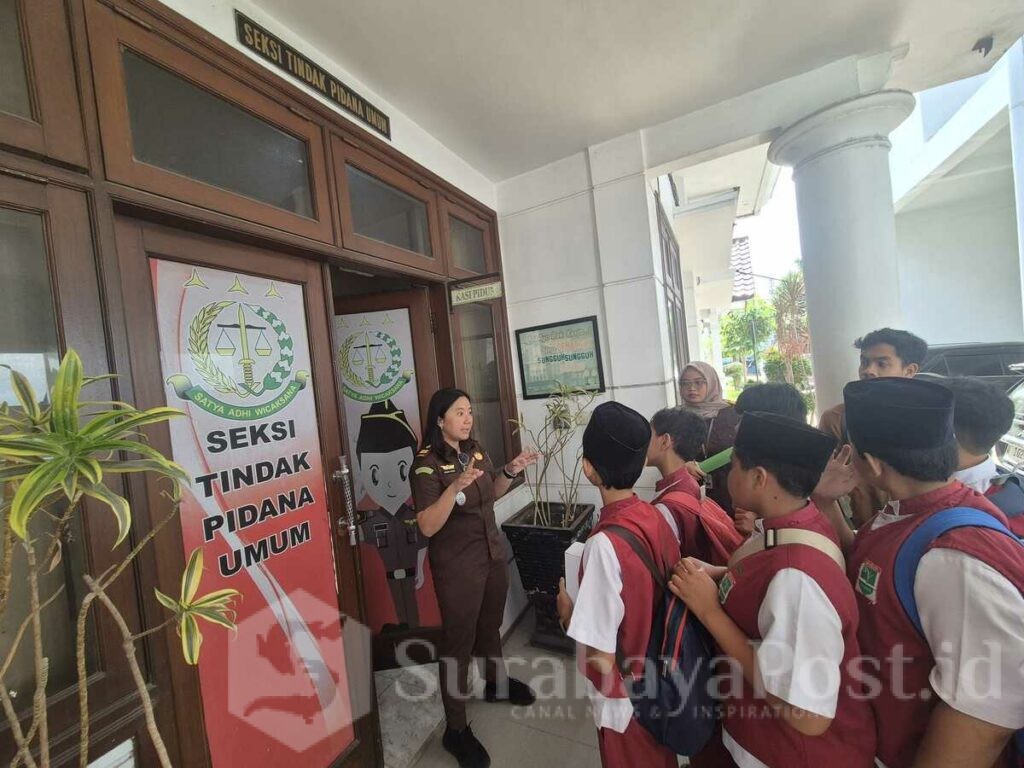Brigita Feby Florentina menyampaikan Materi utama, ia mengenalkan siapa itu jaksa, atribut pakaian dinas, dan peran jaksa sebagai penuntut umum dalam sistem peradilan. (ist).