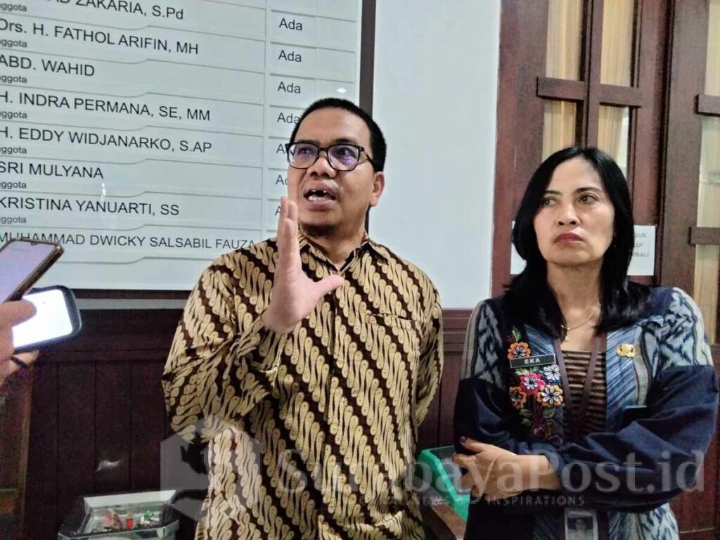 Ketua Komisi B DPRD Kota Malang, Bayu Rekso Aji, memberikan keterangan kepada wartawan usai menerima audiensi ratusan pedagang pasar gadang