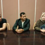 MENANG GUGATAN: Sumanto, SH (tengah) bersama Fitri Umatiyah dan Muchlis Diagama menyampaikan hasil sidang gugatan yang dimenangkannya, Jumat (22/5/2026) malam.