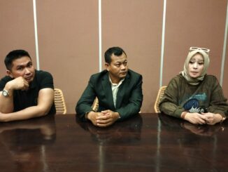 MENANG GUGATAN: Sumanto, SH (tengah) bersama Fitri Umatiyah dan Muchlis Diagama menyampaikan hasil sidang gugatan yang dimenangkannya, Jumat (22/5/2026) malam.