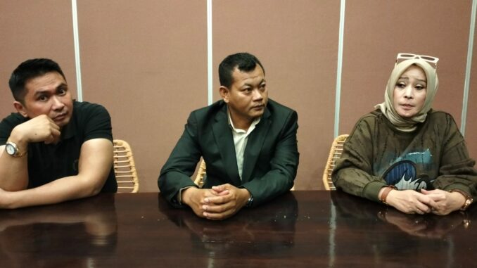 MENANG GUGATAN: Sumanto, SH (tengah) bersama Fitri Umatiyah dan Muchlis Diagama menyampaikan hasil sidang gugatan yang dimenangkannya, Jumat (22/5/2026) malam.