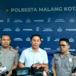 Kasat Reskrim Polresta Malang Kota AKP Rakhmad Aji Prabowo bersama Kapolsek Kedungkandang Kompol M. Roichan dan Kasi Humas Ipda Lukman menggelar konferensi pers, Senin (25/5/2026).