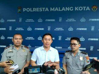 Kasat Reskrim Polresta Malang Kota AKP Rakhmad Aji Prabowo bersama Kapolsek Kedungkandang Kompol M. Roichan dan Kasi Humas Ipda Lukman menggelar konferensi pers, Senin (25/5/2026).