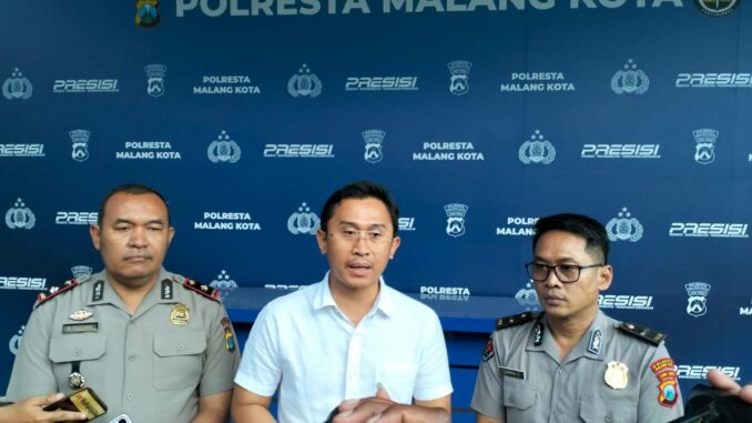 Kasat Reskrim Polresta Malang Kota AKP Rakhmad Aji Prabowo bersama Kapolsek Kedungkandang Kompol M. Roichan dan Kasi Humas Ipda Lukman menggelar konferensi pers, Senin (25/5/2026).