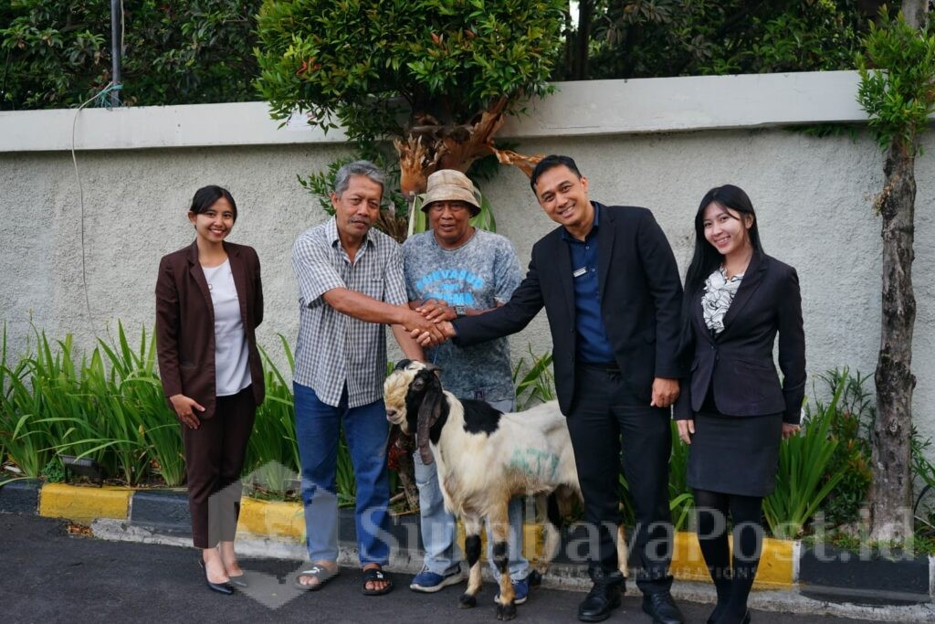 Hewan kurban pertama diterima Pak Bani selaku Ketua RT 003 RW 004. (ist).