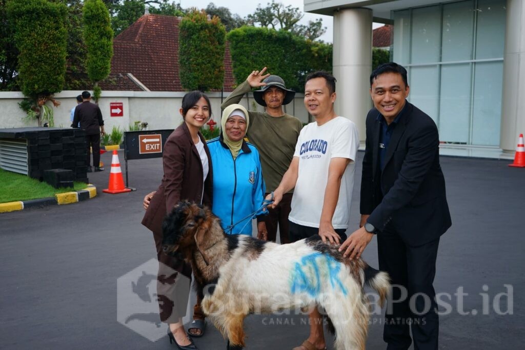 Hewan kurban kedua diserahkan kepada Ibu Waskita selaku perwakilan RT 001 RW 018. (ist).