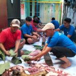 Ramah Lingkungan, Panitia Kurban Masjid Babul Hidayah Tanjungrejo Pakai Daun Jati, Rabu (27/5/2026).