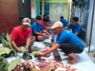 Ramah Lingkungan, Panitia Kurban Masjid Babul Hidayah Tanjungrejo Pakai Daun Jati, Rabu (27/5/2026).