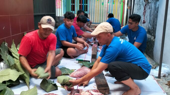 Ramah Lingkungan, Panitia Kurban Masjid Babul Hidayah Tanjungrejo Pakai Daun Jati, Rabu (27/5/2026).