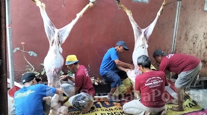 Penggunaan daun jati membuat daging lebih empuk saat dimasak, mengurangi bau amis, dan menambah cita rasa.