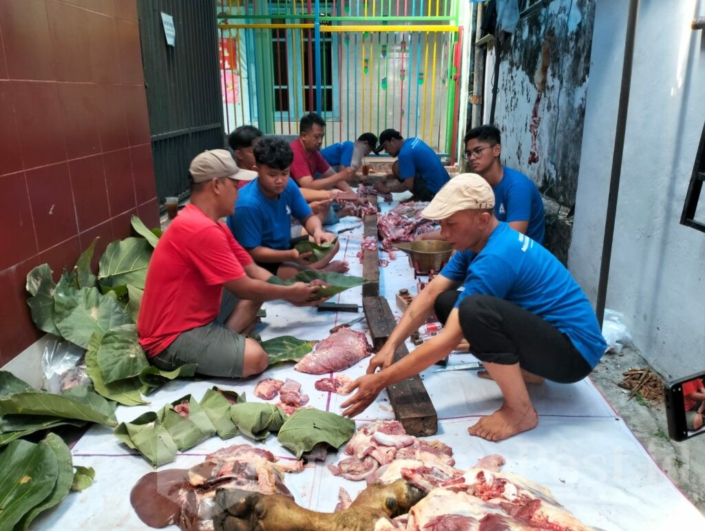 Penggunaan daun jati membuat daging lebih empuk saat dimasak, mengurangi bau amis, dan menambah cita rasa.