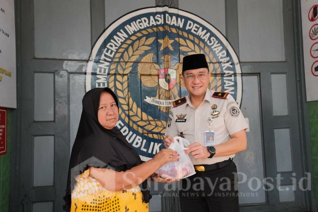 Kalapas Christo Toar menyerahkan daging kurban kepada keluarga warga binaan. (Sumber L'SIMA).