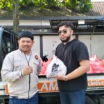 Ketua Panitia Kurban DPC Gerindra Kota Malang, Abu Bakar dan Ginanjar Yoni Wardoyo menunjukkan bungkusan daging kurban yang bakal diserahkan ke masyarakat.