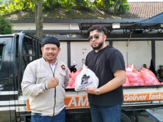 Ketua Panitia Kurban DPC Gerindra Kota Malang, Abu Bakar dan Ginanjar Yoni Wardoyo menunjukkan bungkusan daging kurban yang bakal diserahkan ke masyarakat.