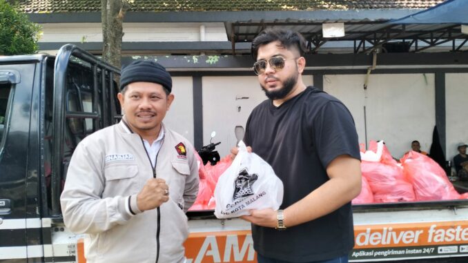 Ketua Panitia Kurban DPC Gerindra Kota Malang, Abu Bakar dan Ginanjar Yoni Wardoyo menunjukkan bungkusan daging kurban yang bakal diserahkan ke masyarakat.