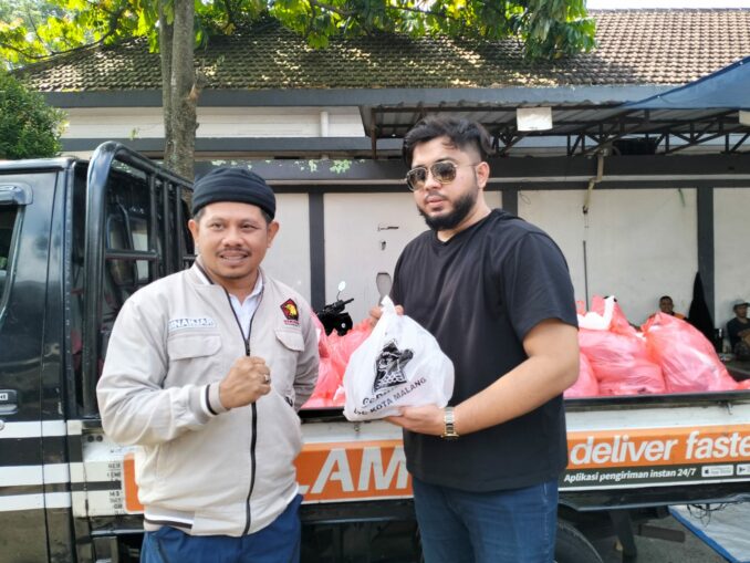 Ketua Panitia Kurban DPC Gerindra Kota Malang, Abu Bakar dan Ginanjar Yoni Wardoyo menunjukkan bungkusan daging kurban yang bakal diserahkan ke masyarakat.