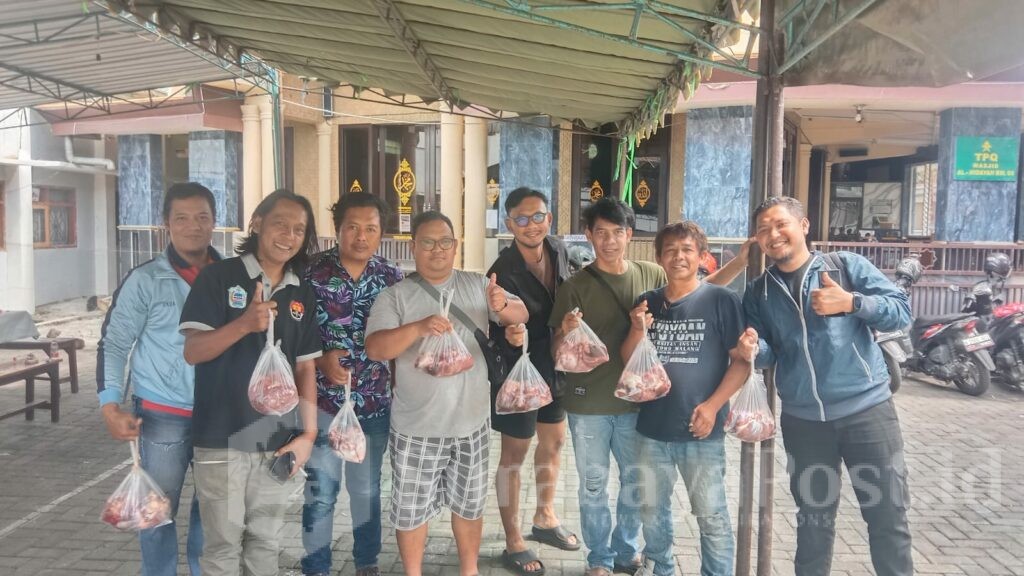 Perwalian awak media Pokja Polresta Malang Kota menerima daging kurban dari AKP Totok Haryanto.