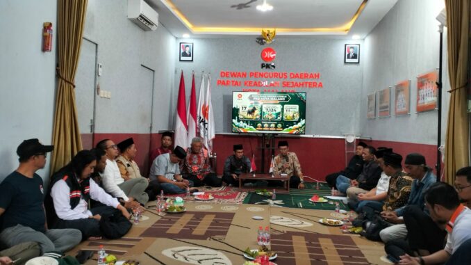 Ketua DPD PKS Kota Malang, M. Syaiful Ali Fatah bersama jajaran saat Media Gathering dan Tasyakuran Idul Adha di Kantor DPTD PKS Kota Malang, Minggu (31/5/2026).