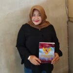 Dr. Rita Kartina, SH, MH, M.AP dengan bukunya "Pancasila di Tengah Era Modernisasi dan Globalisasi".(istimewa).