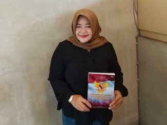 Dr. Rita Kartina, SH, MH, M.AP dengan bukunya "Pancasila di Tengah Era Modernisasi dan Globalisasi".(istimewa).