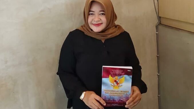 Dr. Rita Kartina, SH, MH, M.AP dengan bukunya "Pancasila di Tengah Era Modernisasi dan Globalisasi".(istimewa).