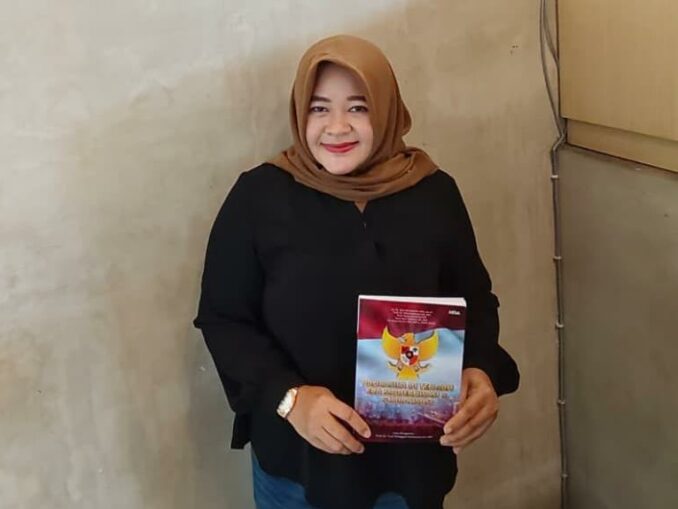 Dr. Rita Kartina, SH, MH, M.AP dengan bukunya "Pancasila di Tengah Era Modernisasi dan Globalisasi".(istimewa).