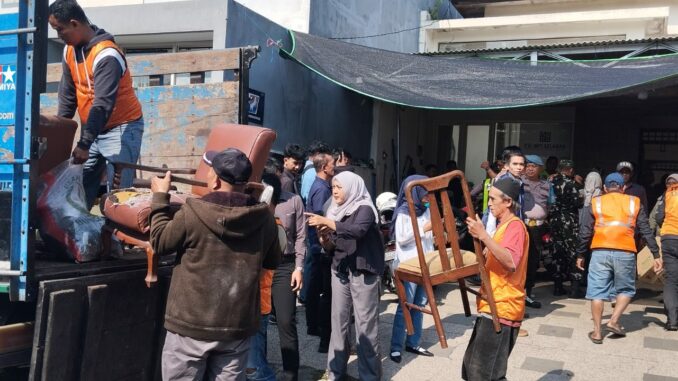 PN Malang Kelas 1A melaksanakan eksekusi pengosongan tanah dan bangunan di Perumahan Bumi Palapa terkait perkara nomor 60/Pdt.G/2024, Rabu (3/6/2026).