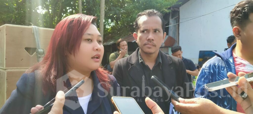 Jalannya eksekusi sempat diwarnai protes dari kuasa hukum termohon, Lydia Retnani.