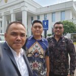 Advokat Dr. Yayan Riyanto, SH, MH, Aziz Anugerah Yuda Prawira dan advokat Veridiano LF Bili, SH, MH saat berada di PN Jaktim, Rabu 3 Juni 2026. (ist).
