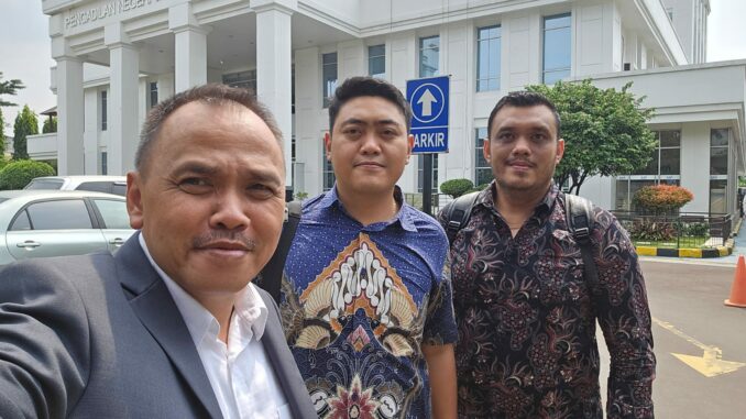 Advokat Dr. Yayan Riyanto, SH, MH, Aziz Anugerah Yuda Prawira dan advokat Veridiano LF Bili, SH, MH saat berada di PN Jaktim, Rabu 3 Juni 2026. (ist).