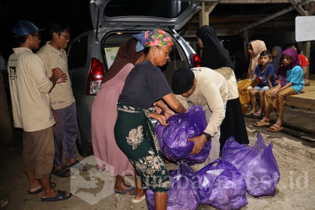 Sebanyak 175 paket daging qurban didistribusikan kepada masyarakat Desa Pettong. (ist).