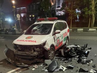 Detik-Detik Kecelakaan di Depan RSSA: Vario Tabrak Ambulans Bawa Pasien, Sabtu 6 Juni 2026. (ist).