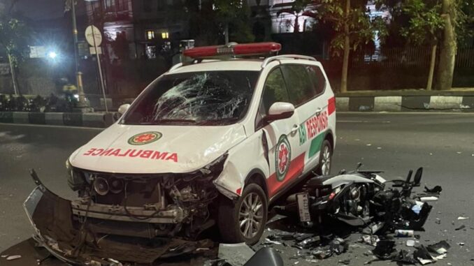 Detik-Detik Kecelakaan di Depan RSSA: Vario Tabrak Ambulans Bawa Pasien, Sabtu 6 Juni 2026. (ist).