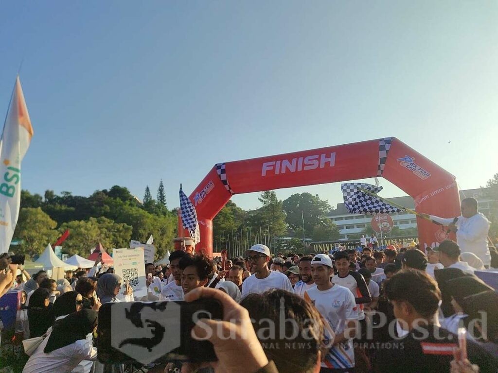 Sebanyak 6.250 mahasiswa, dosen, tenaga kependidikan, hingga alumni tumpah ruah mengikuti Fun Run akbar.