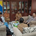 Kapolsek Klojen Kompol Moch. Budiarto bersama Bhabinkamtibmas Kelurahan Sumbersari Aiptu Wahyu Setiawan menyambangi SMAN 4 Kota Malang, Senin (8/6/2026).