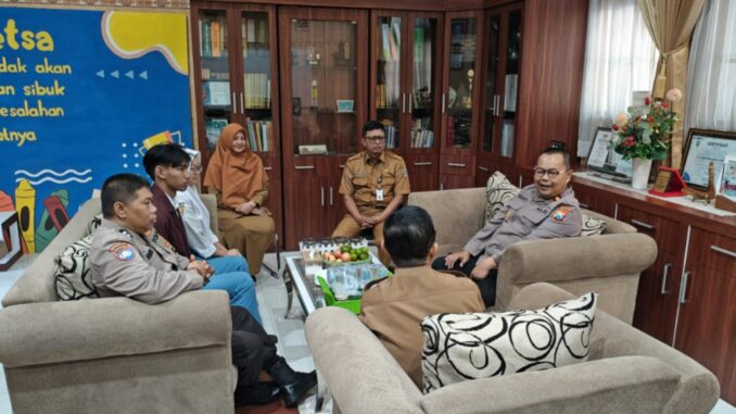 Kapolsek Klojen Kompol Moch. Budiarto bersama Bhabinkamtibmas Kelurahan Sumbersari Aiptu Wahyu Setiawan menyambangi SMAN 4 Kota Malang, Senin (8/6/2026).