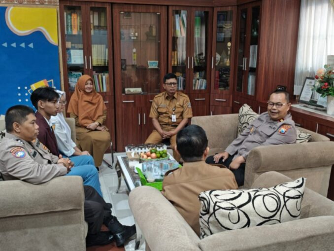 Kapolsek Klojen Kompol Moch. Budiarto bersama Bhabinkamtibmas Kelurahan Sumbersari Aiptu Wahyu Setiawan menyambangi SMAN 4 Kota Malang, Senin (8/6/2026).