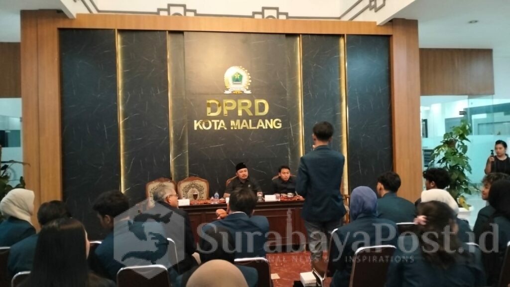 Wakil Ketua Komisi C DPRD Kota Malang Dito Arief Nurakhmadi dalam dialog bersama mahasiswa FIA UB.