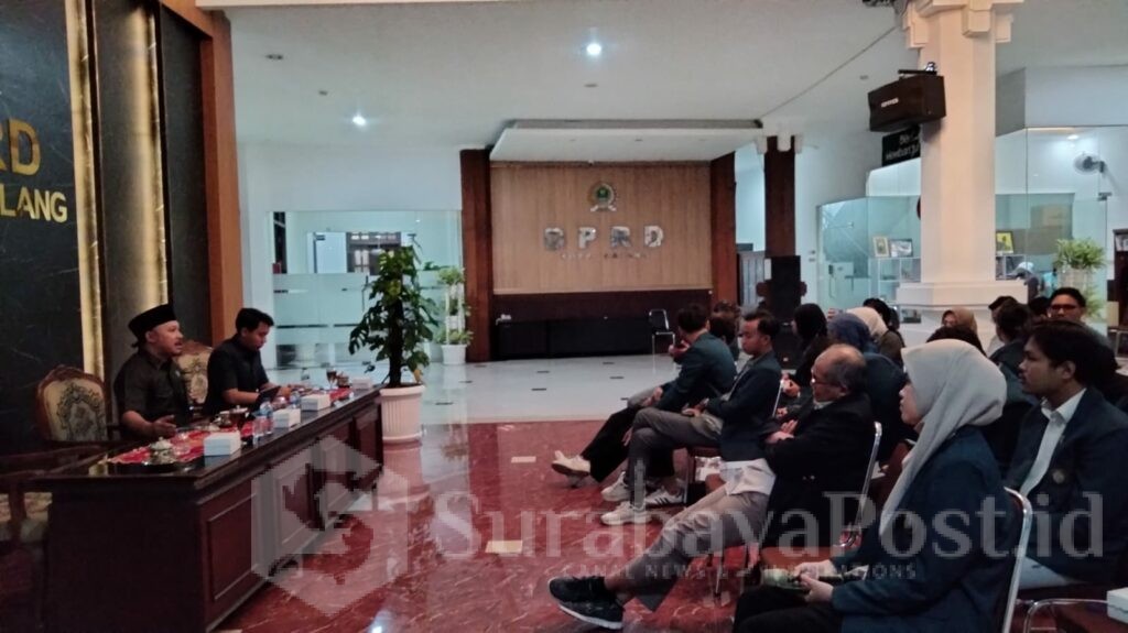 Menjawab pertanyaan mahasiswa bernama Kadafi soal parkir, Dito menegaskan Perda Parkir terbaru tidak hanya melihat dari sisi PAD.