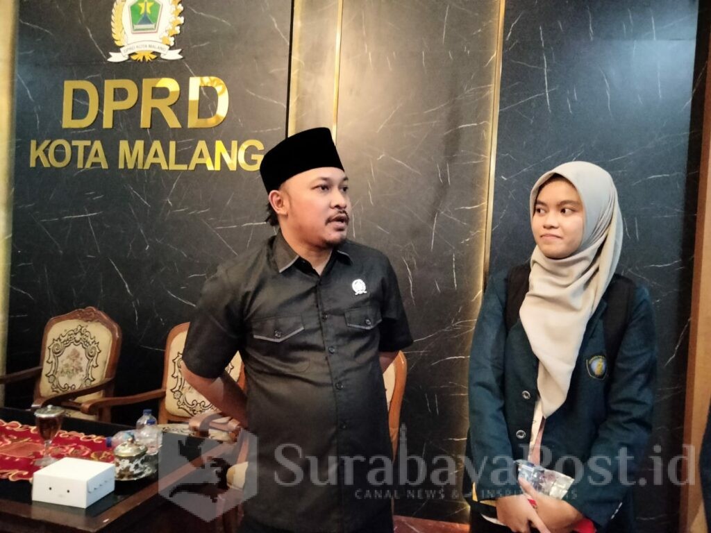 Wakil Ketua Komisi C DPRD Kota Malang Dito Arief Nurakhmadi memberikan keterangan kepada wartawan.