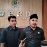 Wakil Ketua Komisi C DPRD Kota Malang Dito Arief Nurakhmadi memberikan keterangan kepada wartawan.