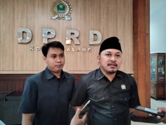 Wakil Ketua Komisi C DPRD Kota Malang Dito Arief Nurakhmadi memberikan keterangan kepada wartawan.