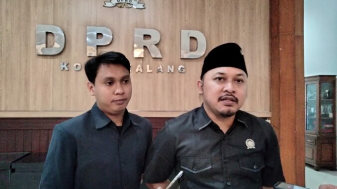 Wakil Ketua Komisi C DPRD Kota Malang Dito Arief Nurakhmadi memberikan keterangan kepada wartawan.