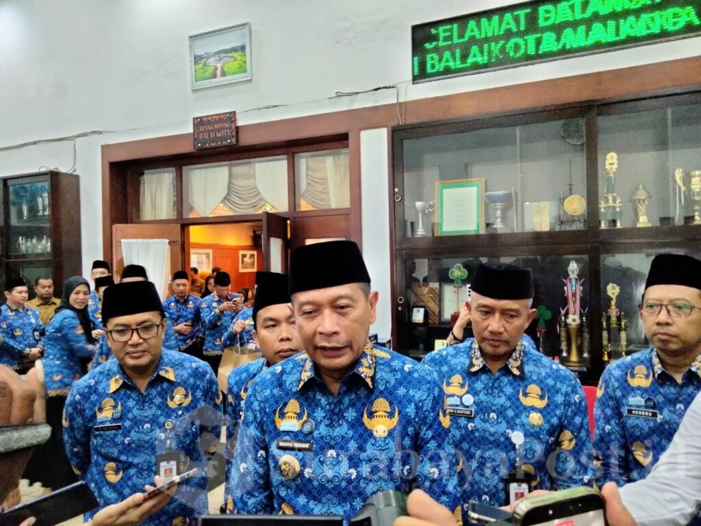 Wali Kota Wahyu Hidayat saat memberikan keterangan kepada wartawan