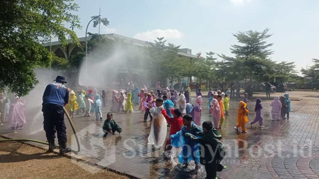 Basah-Basahan Seru di Mako Damkar: Siswa TK-KB Al Ikhlas Malang Belajar Jadi Pemadam Cilik, Selasa 9 Juni 2026. (ist).